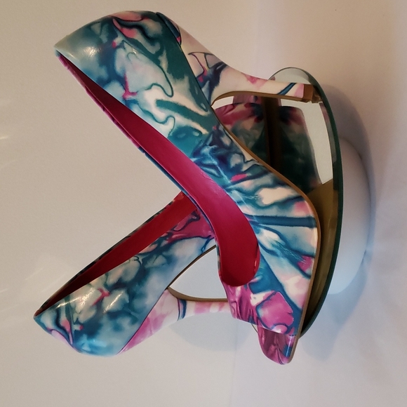 BCBGeneration shoes 4 in. Heels.  Beautiful colors. Size 8.5 - Picture 1 of 3